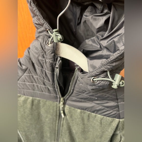 Mondetta Green Full Zip Hooded Lightweight Jacket with Thumb Holes. Size S. - Picture 7 of 7